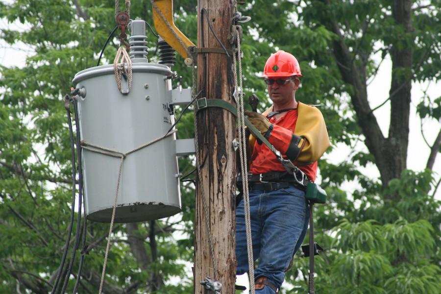 Power+line+technicians+construct%2C+operate%2C+maintain%2C+and+repair+overhead+and+underground+electrical+transmission+and+distribution+systems.