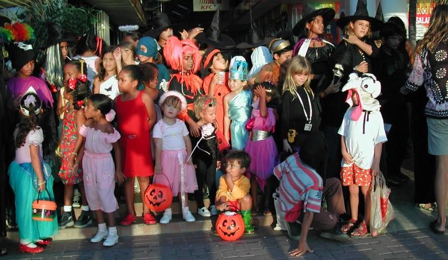 There are many different kinds of costumes for Halloween.