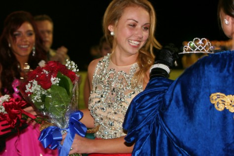 Kearsley's 2014 homecoming queen Kügar Nettell crowns Diane Bond.