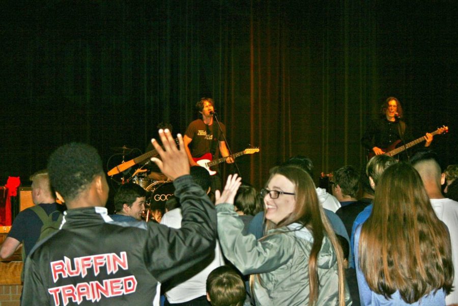 Junior Emilie Lewis (right) high fives freshman LeRon Ruffin at the Gooding concert on Thursday, April 27, at KHS.