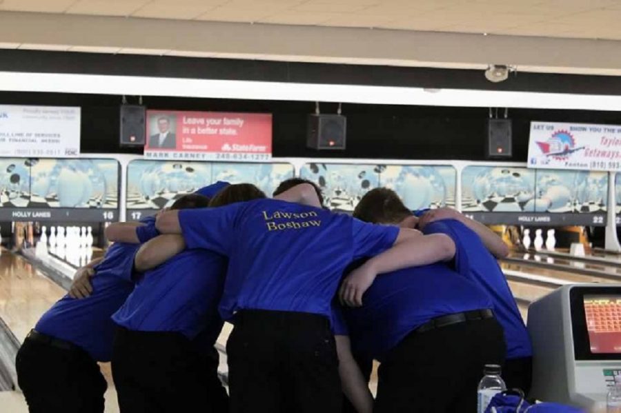 The boys bowling team huddles before its match against Flushing on Saturday, Jan. 13, at Holly Lanes.