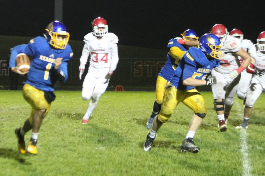 Sophomore Braylon Silvas (No. 1) sweeps to the outside during the third quarter of the homecoming game against Swartz Creek on Friday, Oct. 5.