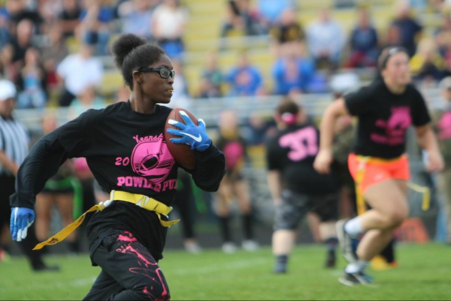 Junior Sydney Walker runs the ball downfield during the powder puff championship Wednesday, Oct. 3. Walker scored two touchdowns for the Class of 2020.