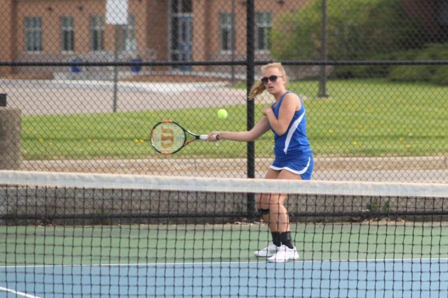 Senior+Chloe+Clarambeau+returns+the+ball+to+her+opponent+in+an+MHSAA+Division+2+regional+at+Kearsley+High+School+on+Thursday%2C+May+16.