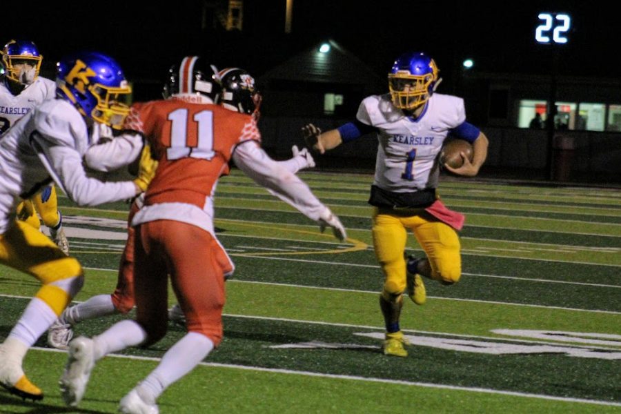 Senior Braylon Silvas runs the ball against the Linden Eagles during the MHSAA Division 3 District Championship game Friday, Nov. 13.