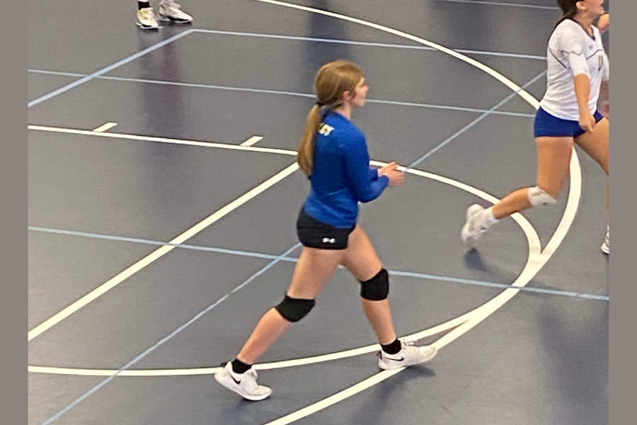 Isabelle Devine playing volleyball